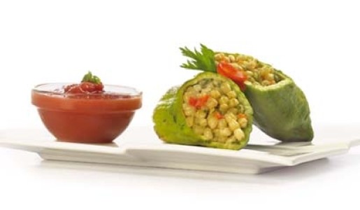 Caiguas rellenas de trigo y salsa de tomate