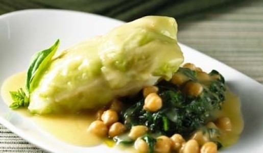 Pescado envuelto al ajillo con garbanzos