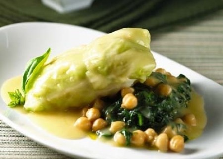 Pescado envuelto al ajillo con garbanzos