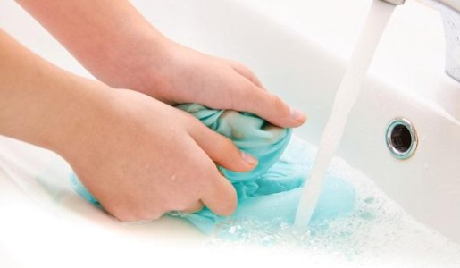 Cómo eliminar el olor a orina de la ropa