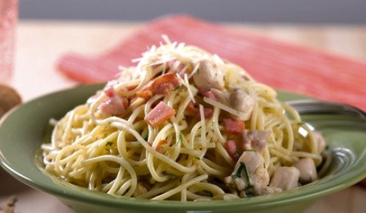 Espaguetis a la carbonara con pollo