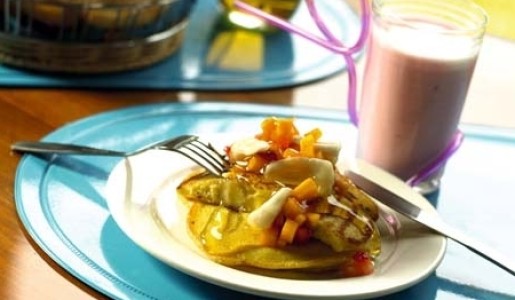Panqueques de plátano con salsa de frutas