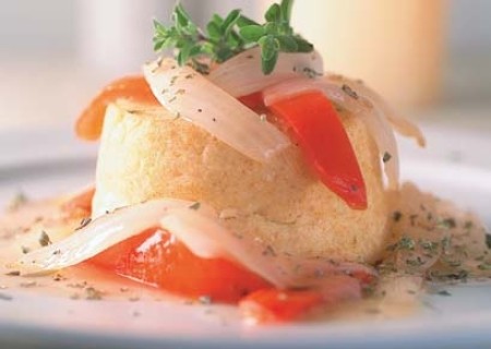 Pastel de yuca con encebollado