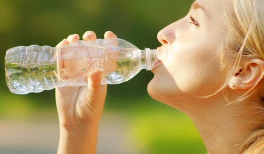 Cómo beber dos litros de agua al día