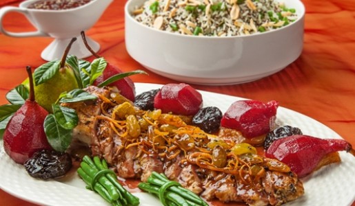 Pechuga de pavita a la pimienta con frutas al vino, arroz con quinua y vainitas francesas