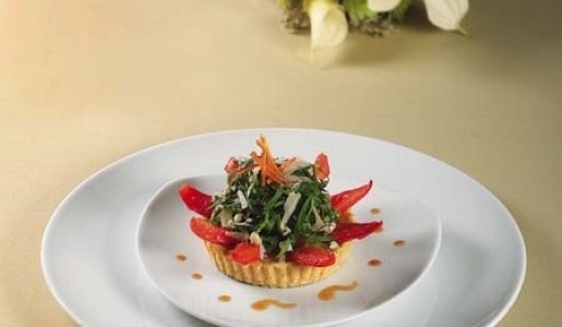 Tartita parmesana con tomates asados y crema de naranja