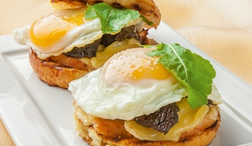 Sánguche brioche de papa amarilla y parmesano con pavo al horno y hongos salvajes