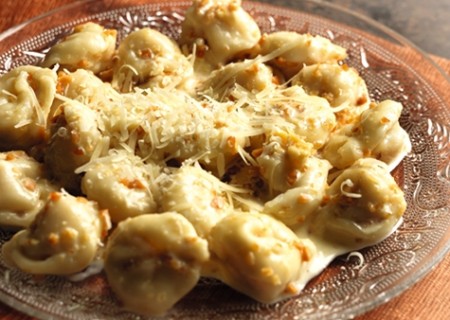 Panzerottis de ricota en salsa de pecanas
