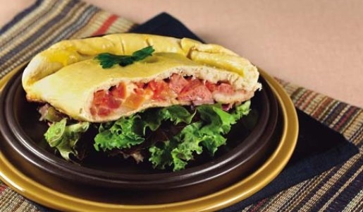 Calzone relleno de quesos y jamonada