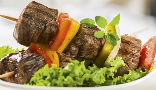 Brochetas de lomo con pimientos