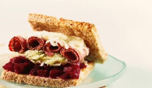 Sándwich de beterraga y pastrami