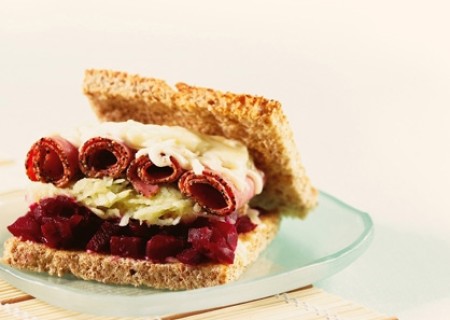 Sándwich de beterraga y pastrami