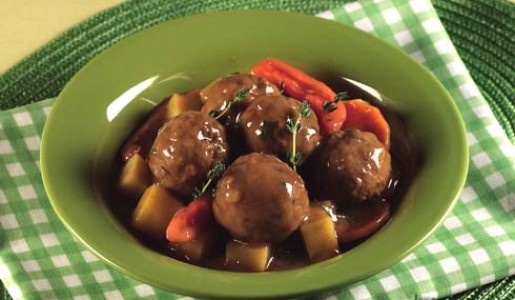 Albóndigas con verduras en su salsa