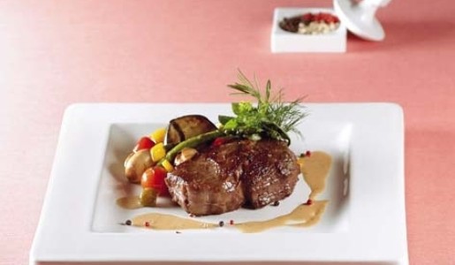 Ojo de bife a las cinco pimientas y vegetales a la parrilla