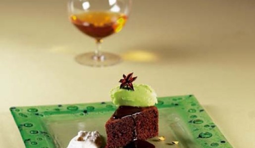 Torta de chocolate especiada y helado de pistacho