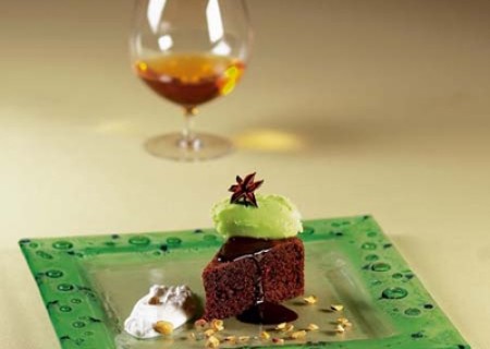 Torta de chocolate especiada y helado de pistacho