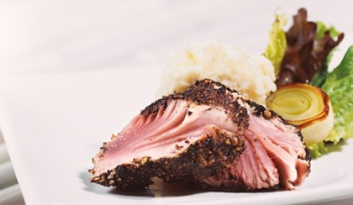 Atún en costra de pimienta