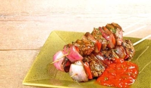 Brochetas de cordero y salsa de pimiento