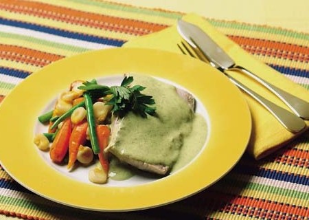Cabrilla a la crema agria y perejil
