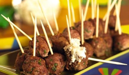 Minibolitas con crema de pepinillo y pera