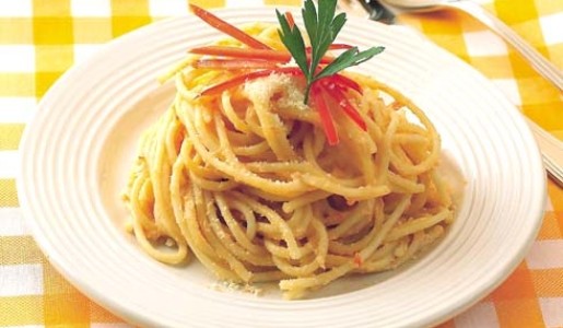 Espaguetis en salsa de queso fresco y pimiento