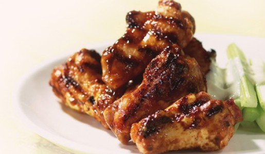 Alas en miel y salsa de queso azul