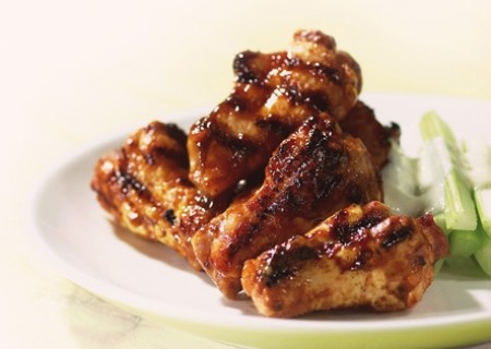 Alas en miel y salsa de queso azul