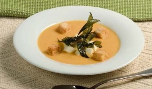 Crema de zapallos con huacatay frito