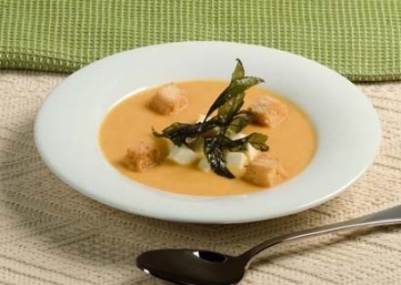 Crema de zapallos con huacatay frito