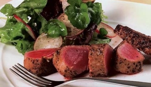 Atún a la pimienta y ensalada cítrica