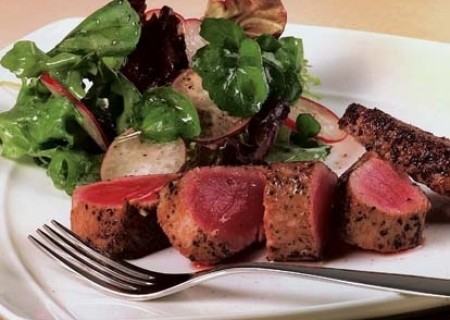 Atún a la pimienta y ensalada cítrica