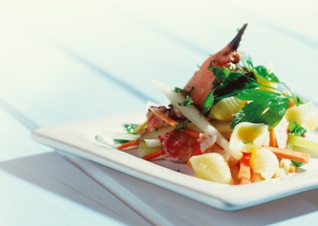 Ensalada de pasta con cangrejo
