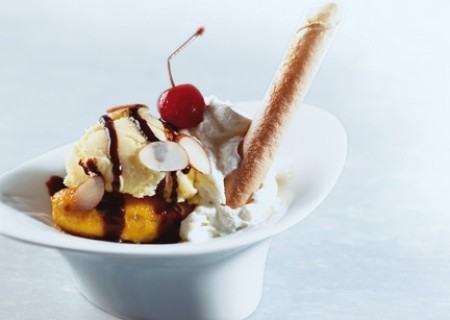 Sundae con plátanos acaramelados