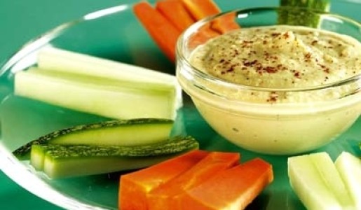 Hummus con ajos asados y crudités