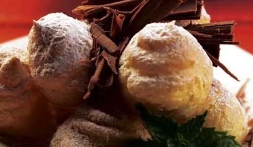 Profiteroles con crema pastelera de chocolate